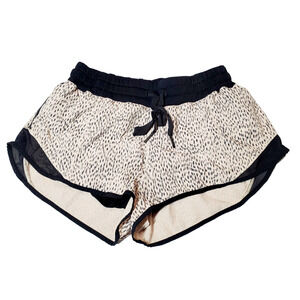 Lululemon Womens Hotty Hot 2.5”‎ Shorts Dottie Dash Black Size 6 Built-in Brief